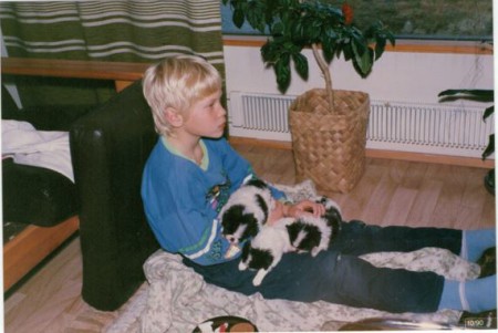 Lapset keksivät, miten katsoa televisiota pennuille turvalliselta korkeudelta